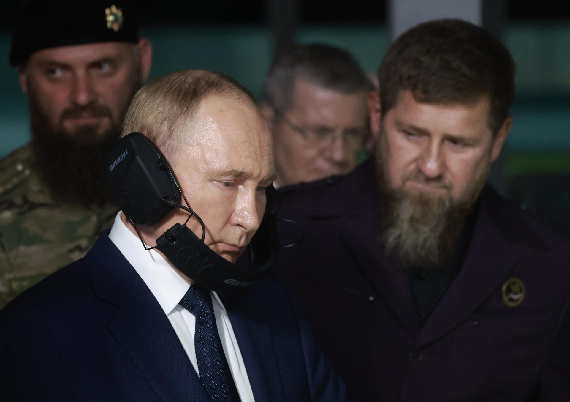 Władimir Putin podczas wizyty w Czeczenii założył słuchawki w dziwny ...