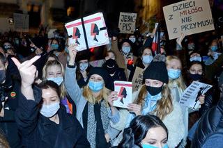 Uczniowie i studenci protestują na pamiątkę śp. Praw Kobiet [WIDEO]