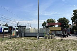 Tragedia w Kobyłce. Pieszy nie żyje, wpadł pod pociąg. 200 osób ewakuowanych	