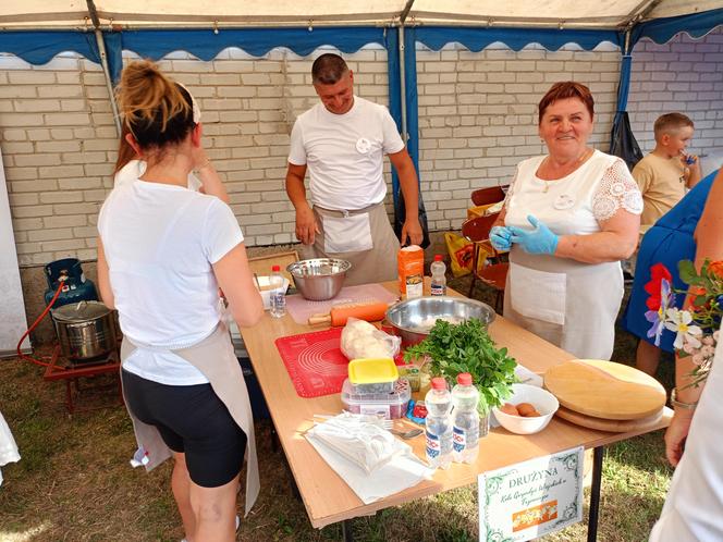 Mimo wyjątkowo upalnego dnia, panie z lokalnych KGW ulepiły w Pierogu setki przepysznych pierogów!