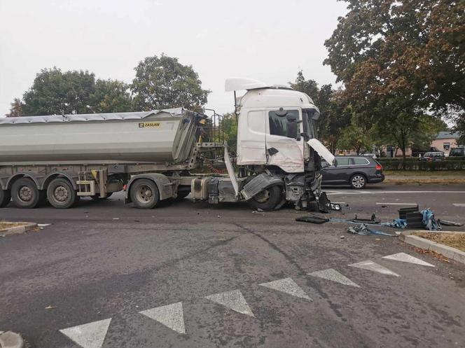 kolizja TIR-ów na ulicy Estkowskiego w Lesznie