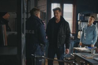 	M jak miłość odc. 1860. Jakub Karski (Krzysztof Kwiatkowski), Marcin (Mikołaj Roznerski), policjanci