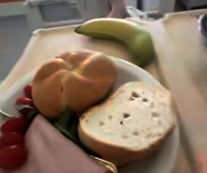 Filip Chajzer pokazał szpitalne jedzenie