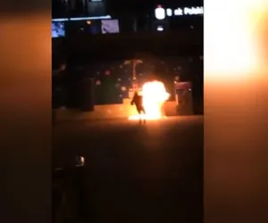 Niebezpieczne zachowanie młodego mężczyzny. Rzucił w biletomat koktajlem Mołotowa!