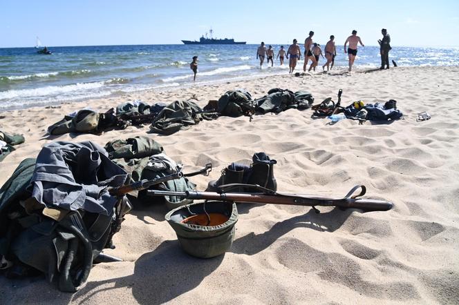 Turyści usłyszeli strzały, a czołgi wjechały na plaże. Zobaczcie zdjęcia z finałowej inscenizacji „Lądowanie na plaży”!