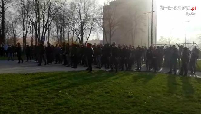 Tychy: Policjanci kontra pseudokibice. Gorąco po meczu GKS-u! Starcie ponad 200 osób