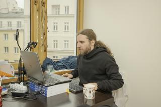 Tak mieszka poseł Dobromir Sośnierz. ma w domu gitarę i pluszowego jednorożca 