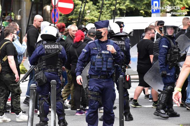Katowice: Policjanci wśród nacjonalistów. Tajemnicza akcja służb na marszu! 