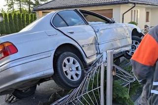 Pechowo rozpoczął długi weekend. Kierując BMW zakończył jazdę na płocie