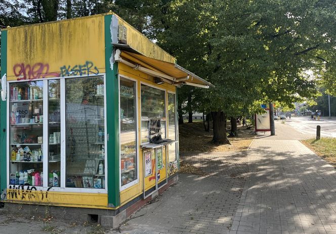 22-latek włamał się do kiosku. Nagrała go kobieta myjąca okna