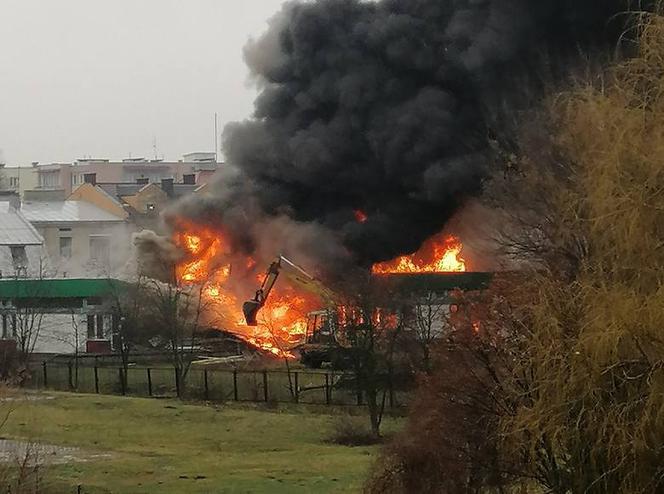 Ostrów Mazowiecka. Pożar opuszczonego budunku szkolnego.