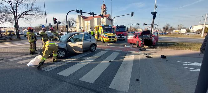 Zderzenie dwóch osobówek w Bydgoszczy! Jedna osoba ranna [ZDJĘCIA]