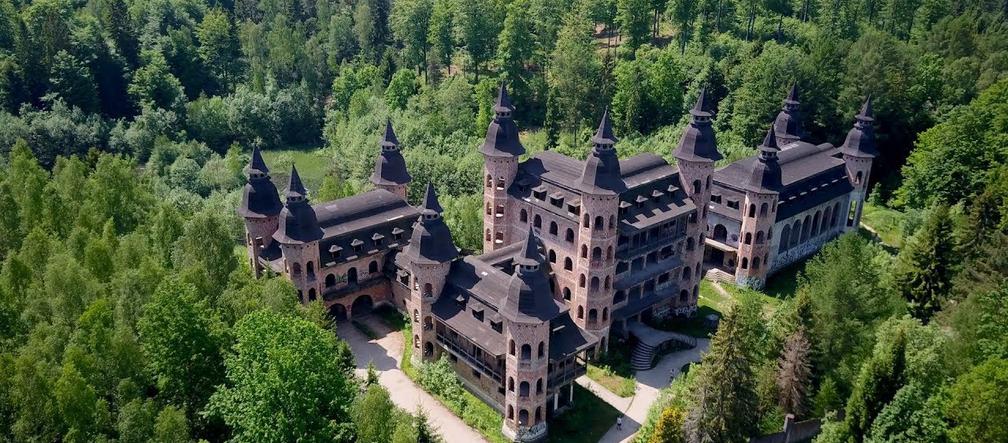 Łapalice: POLSKI HOGWART na Kaszubach. Jaką historię skrywa TEJEMNICZY zamek? [FOTO]