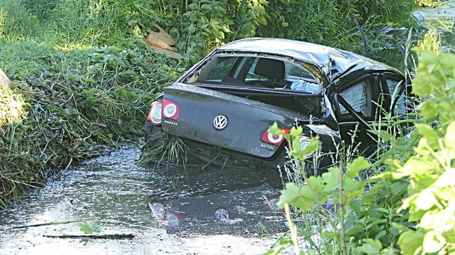 Wypadek w miejscowości Żurawiec. Auto w rowie, a kierowcy brak [ZDJĘCIA]