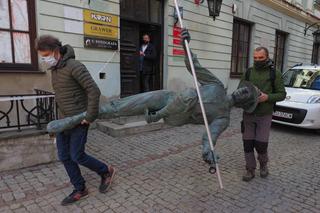 Sztukmistrz z Lublina już na swoim miejscy. Małpka też. Rzeźbę balansującą na linie nad Starym Miastem pod koniec stycznia obalił śnieg