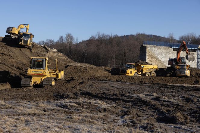 Zaczęły się prace nad odbudową tamy w Stroniu Śląskim. Grodza ma ochronić przed zalaniem mieszkańców