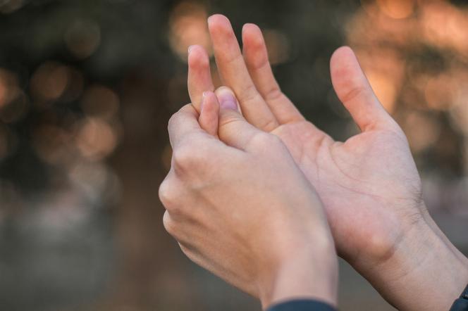 Od drżenia dłoni po problemy z libido. Lekarka wskazuje fizyczne objawy stresu