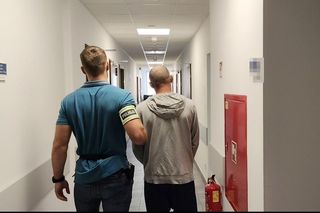 Brutalny atak pod Nadarzynem. 34-latek dźgnął nożem znajomego i uciekł!