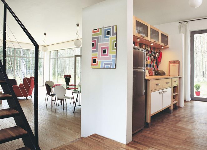 Wnętrza z podestami i podłogą na różnych poziomach