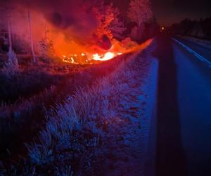 W środku nocy usłyszał huk wybiegł przed dom. Ktoś wołał o pomoc, w oddali widać było słup ognia 