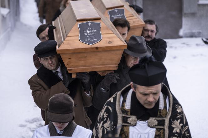 Stulecie Winnych 4, odcinek 46: Wielki żal na pogrzebie Andzi i Stanisława! Za trumną nie pójdzie cała rodzina - ZDJĘCIA