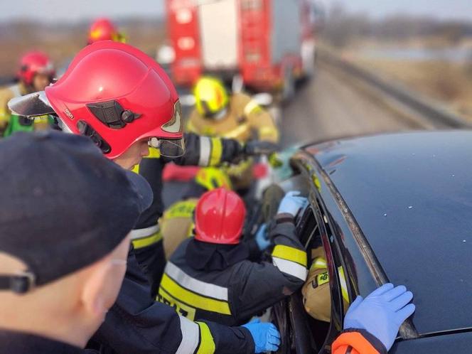 Dobrąg. Wypadek na DK 16. Kierująca BYŁA ZAKLESZCZONA w aucie [ZDJĘCIA]