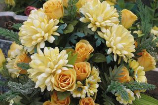 Stroik na Wszystkich Świętych last minute. Jak zrobić wiązankę na cmentarz? Te rozwiązania to hit na 1 listopada