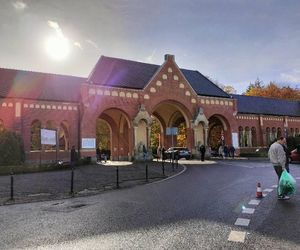 Służby w gotowości przy cmentarzach