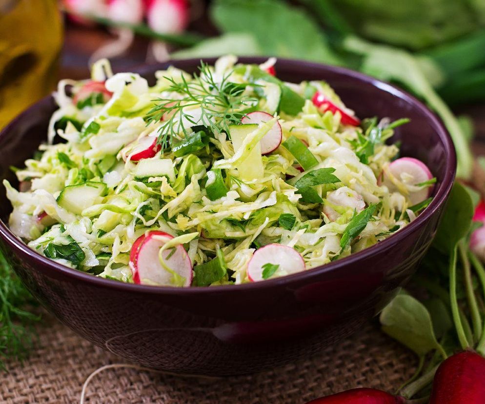 surówka z młodej kapusty z sosem