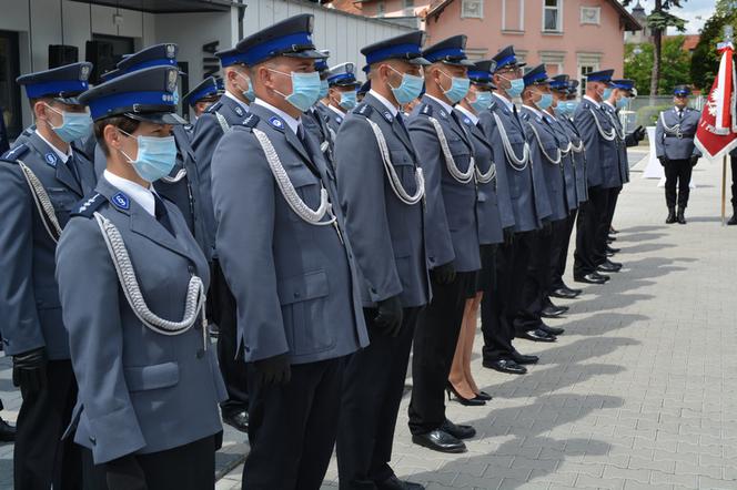 Awanse i odznaczenia z okazji Święta Policji w Lesznie. Tym razem na dworze 