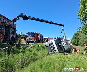 Dramat na drodze krajowej. Ciężarówka przewróciła się na drugi samochód. Nie żyje kierowca