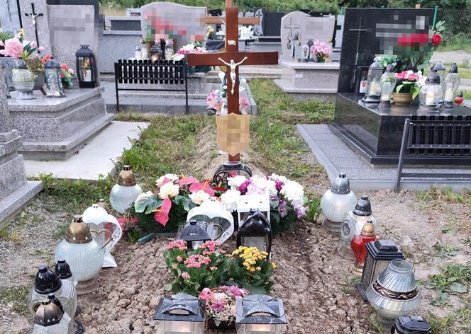 Skromny grób Justyny i Zbyszka na cmentarzu w Limanowej 