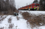 Kalwaria Zebrzydowska: Samochód wjechał pod pociąg! Jest ranny! Zdewastowane auto