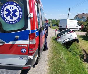 Wypadek na DK 42 w Parszowie. Auto wylądowało w rowie