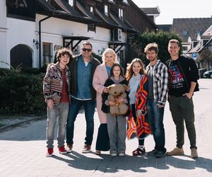 Rodzinka.pl 17 sezon. Natalia (Małgorzata Kożuchowska), Ludwik (Tomasz Karolak), Tomek (Maciej Musiał), Magda (Olga Kalicka), Kuba (Adam Zdrójkowski), Kacper (Mateusz Pawłowski), Maja (Emma Pokromska)