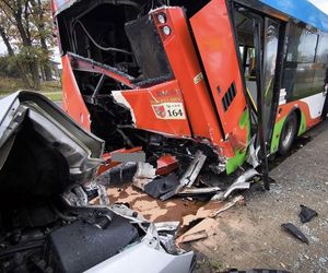 Wypadek w Puławach. 53-latek z 1,6 promila wjechał w autobus miejski