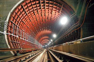 WARSZAWA: Krzywe tory w metrze