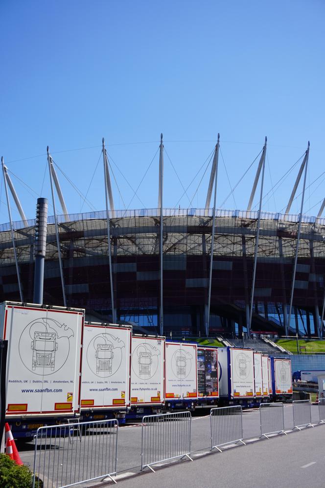 Na stadionie trwają prace nad konstrukcją sceny, na której wystąpi Taylor Swift