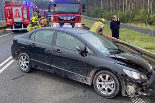 Wypadek między rondami w Lesznie. Zderzyły się dwie osobówki