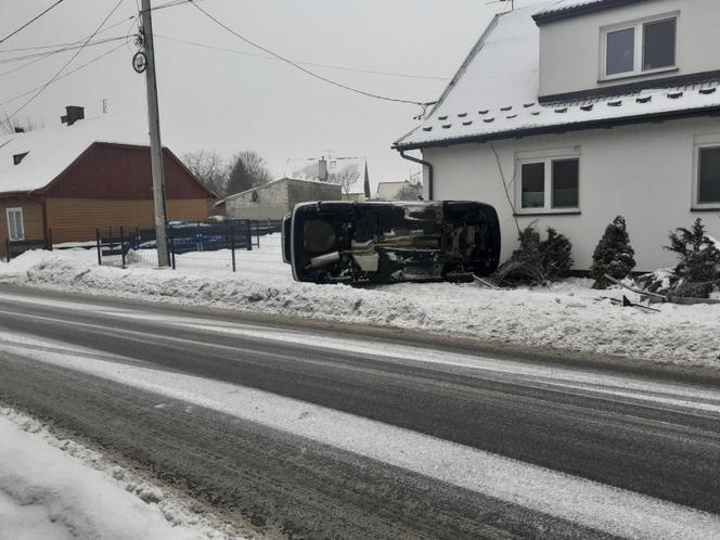  26-latek STARANOWAŁ ogrodzenie i uderzył w DOM po pijaku. SZOK w Kolbuszowej [ZDJĘCIA]