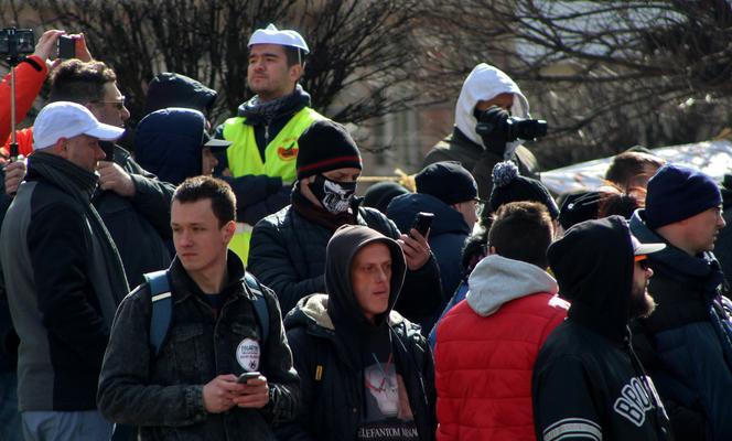 Marsz o wolność w Katowicach. Tak wyglądał liczny protest antycovidowców 