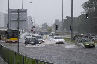 Burze, zjawiska downburst i trąby powietrzne. Alerty w siedmiu województwach!