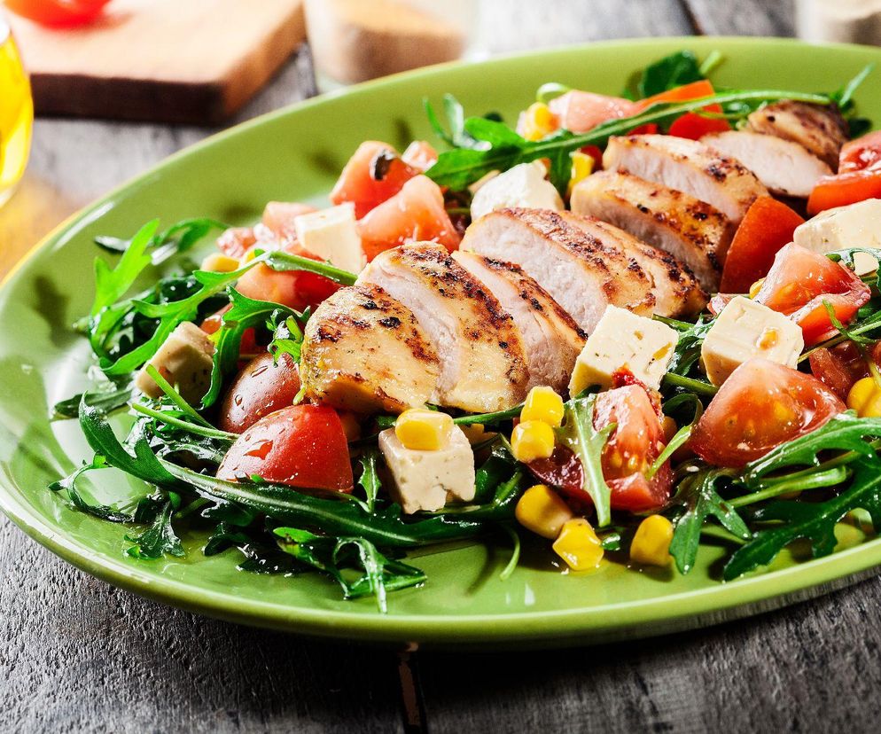 Przepis na sałatkę z pieczonym kurczakiem. Pyszna przekąska nie tylko na sylwestra 