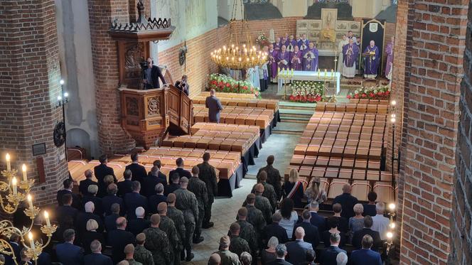 Pogrzeb szczątków ponad 700 ofiar niemieckich zbrodni. 188 trumien w kościele w Chojnicach