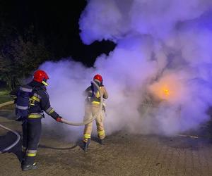 Nocny pożar auta w Toruniu. Akcja strażaków na lewobrzeżu