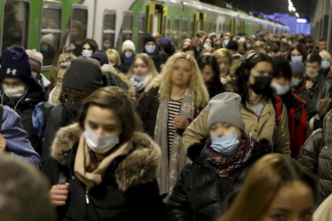 Pasażerowie podróżują jak sardynki w puszce. Horror na kolei 