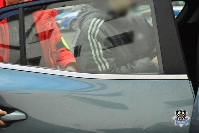 Chłopak dostał w głowę szklaną butelką
