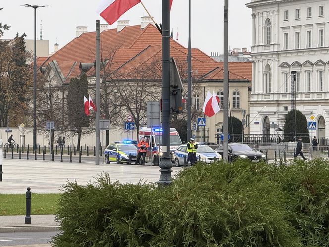 Incydent na placu Piłsudskiego w Warszawie. Mężczyzna wszedł na pomnik Ofiar Tragedii Smoleńskiej. „Zostanie w szpitalu”