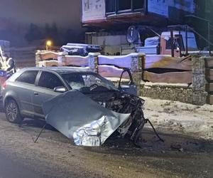 Pijany rozbił się audi na ogrodzeniu w Zakopanem. Na pomoc wezwał kolegę, który również zajechał pijany [ZDJĘCIA]