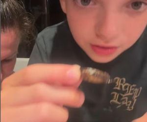 Egzotyka wg Rutkowskich. Krzysztof junior zajada robaki jak chipsy
